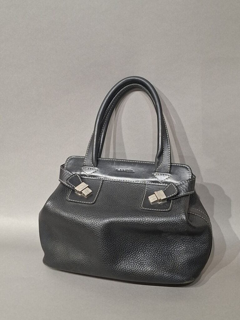 LANCEL - Sac en cuir gainé noir, double anses, bijouterie en métal argenté, fer…