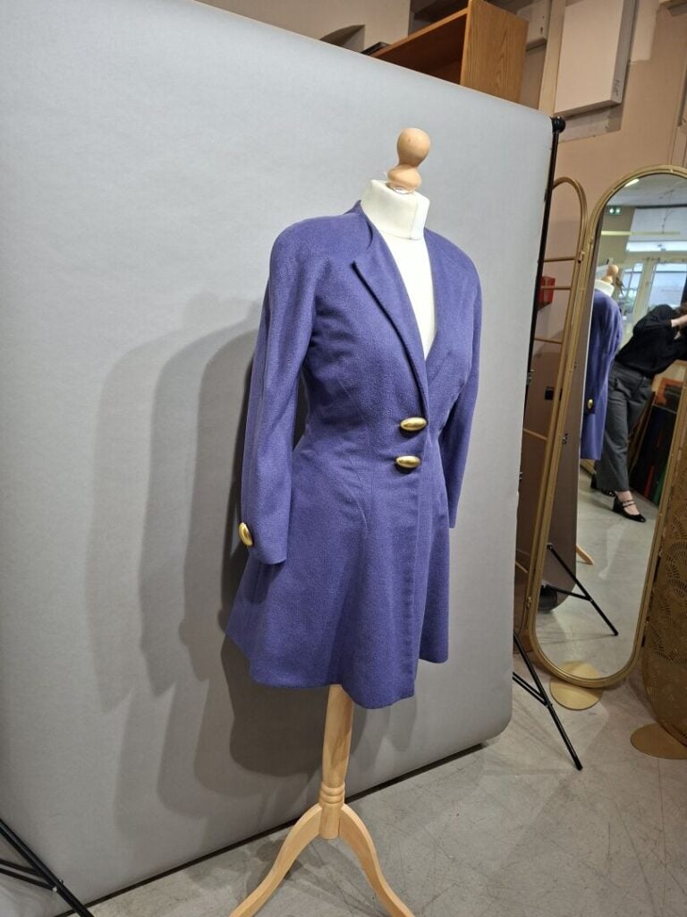 LANVIN Paris - Robe boutonnée en crêpe bleu marine - Taille 38 - On joint un ma…