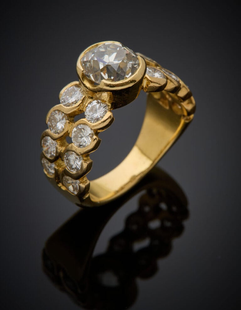 Large BAGUE en or jaune (750‰) ajouré, serti d'un diamant taille ancienne pesan…