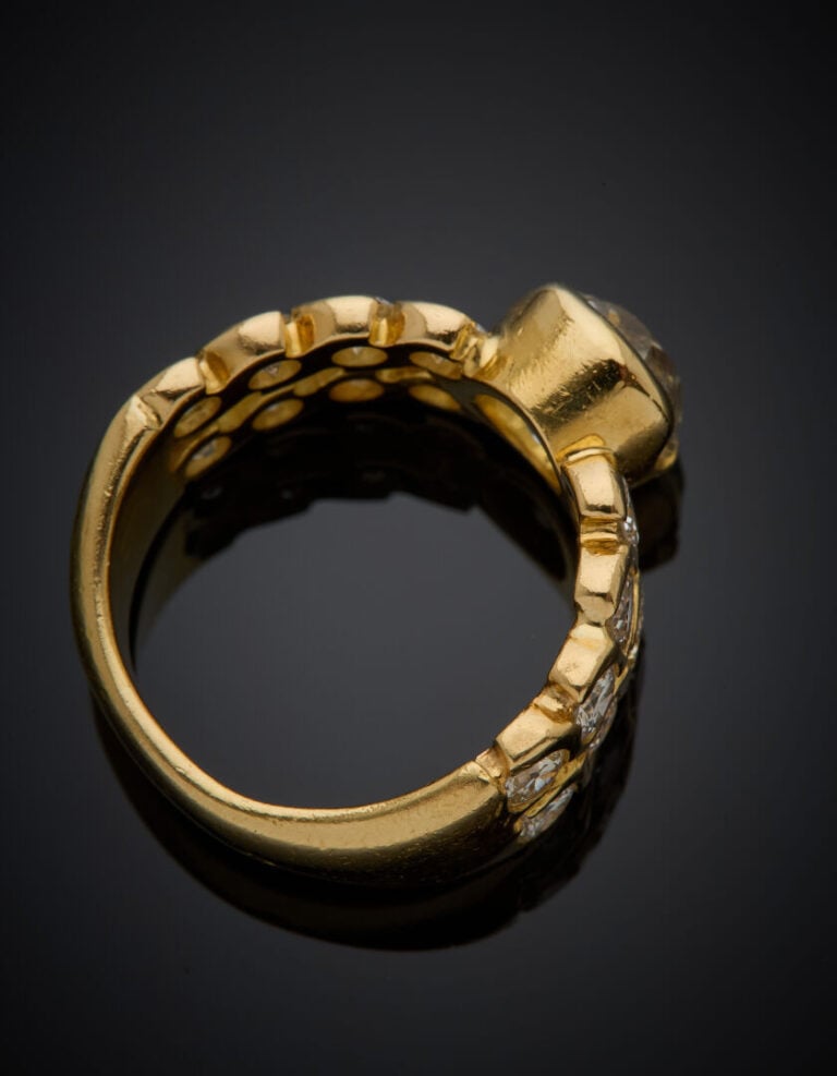 Large BAGUE en or jaune (750‰) ajouré, serti d'un diamant taille ancienne pesan…