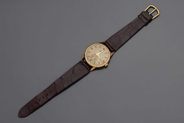LIP - BRACELET MONTRE ronde en or jaune (750°/°°). Cadran à repeindre, chiffres…