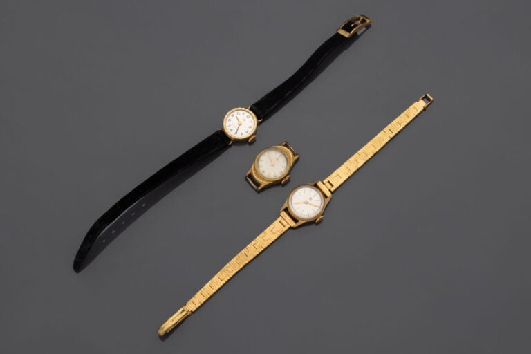 LIP - Lot de deux montres bracelets de dame, boîtier rond en acier et métal dor…