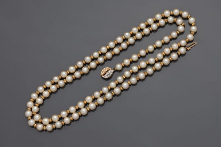 Long COLLIER composé d'un rang de perles de culture de couleur crème. - Viroles…