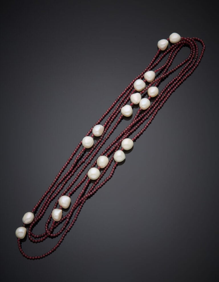 Long SAUTOIR composé d'un rang de perles de grenats facettés, alternées de perl…