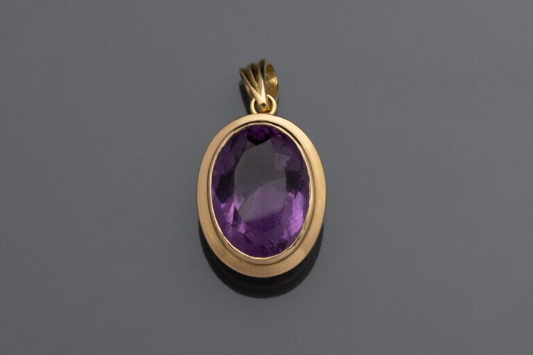 LOT comprenant : - - PENDENTIF croix avec une perle - - BARRETTE en or - - PEND…
