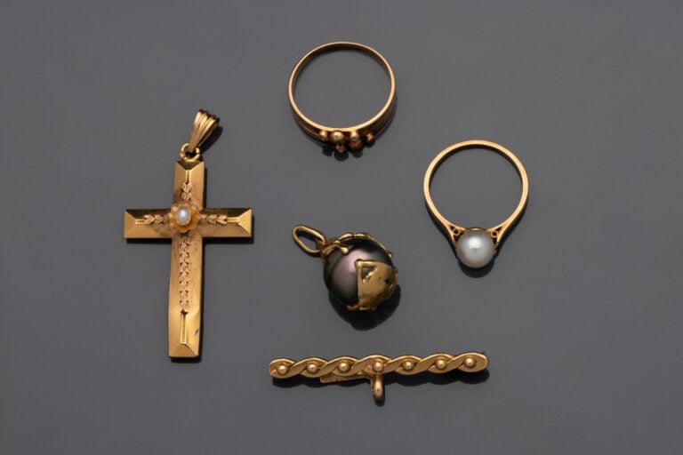 LOT comprenant : - - PENDENTIF croix avec une perle - - BARRETTE en or - - PEND…