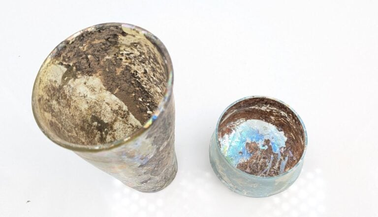 Lot comprenant : - Un gobelet à fond convexe et panse verticale. Vert bleuté ir…