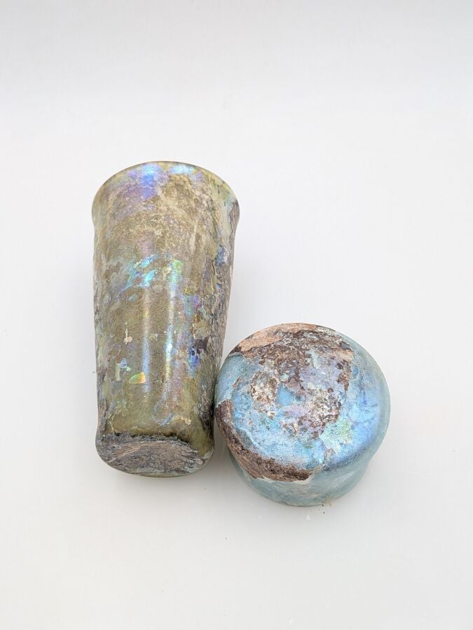 Lot comprenant : - Un gobelet à fond convexe et panse verticale. Vert bleuté ir…