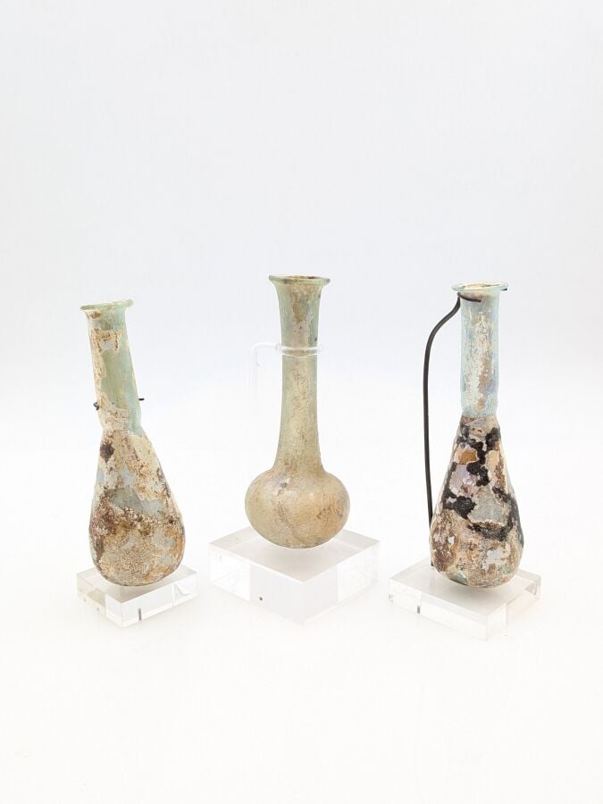 Lot de 3 balsamaires à haut col : - Deux à panse tronconique, un à panse globul…