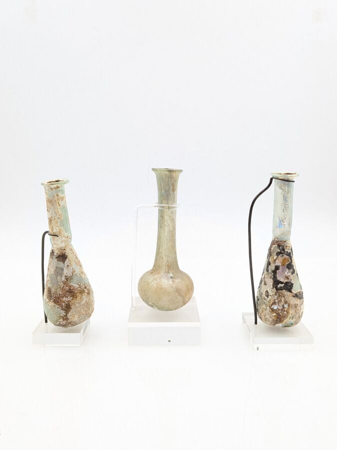Lot de 3 balsamaires à haut col : - Deux à panse tronconique, un à panse globul…