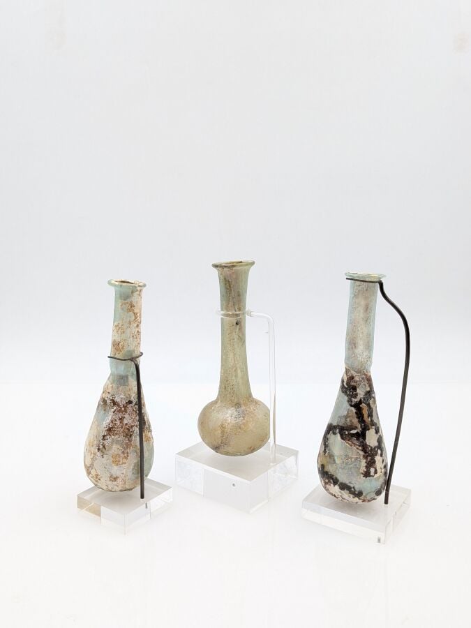 Lot de 3 balsamaires à haut col : - Deux à panse tronconique, un à panse globul…