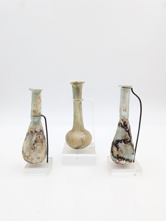 Lot de 3 balsamaires à haut col : - Deux à panse tronconique, un à panse globul…