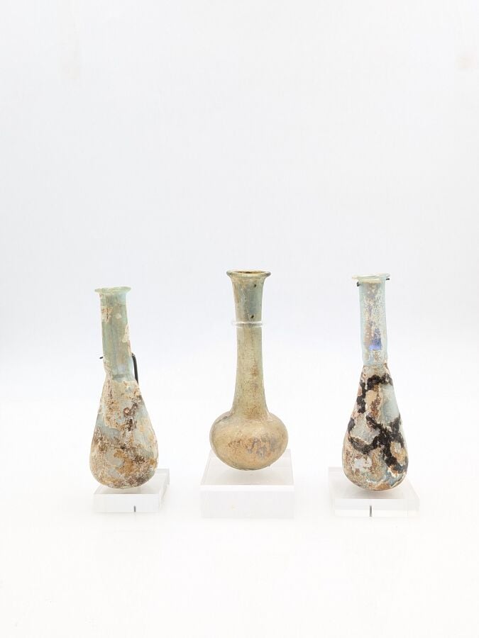 Lot de 3 balsamaires à haut col : - Deux à panse tronconique, un à panse globul…
