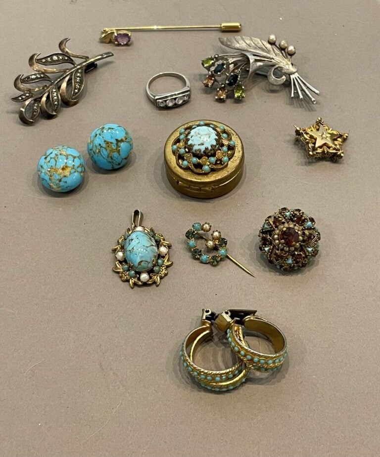 Lot de bijoux de fantaisie comprenant : - -un ensemble de boucles d'oreilles, b…