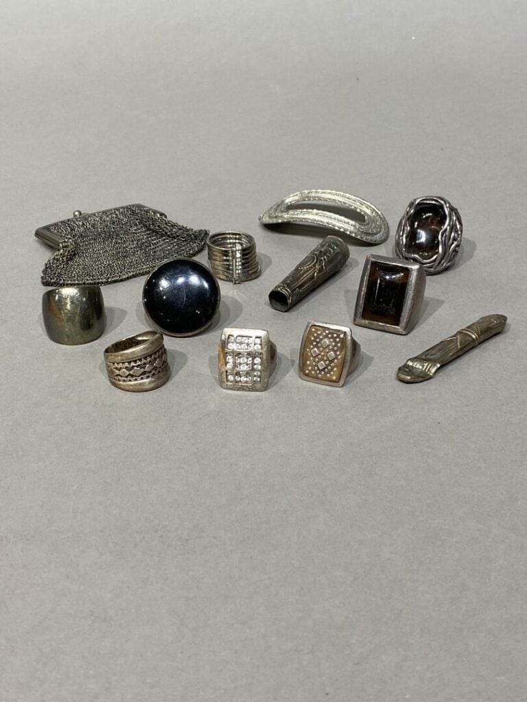 Lot de bijoux divers argent ou métal