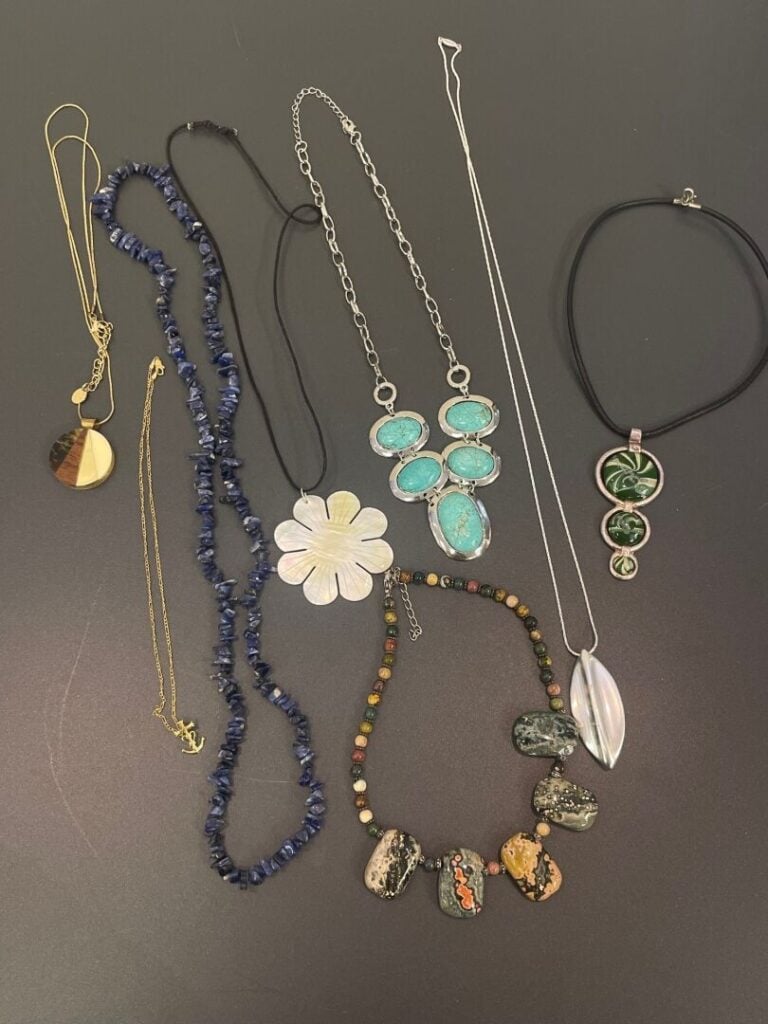 Lot de colliers fantaisie comprenant : un collier PILGRIM-design scandinave, un…