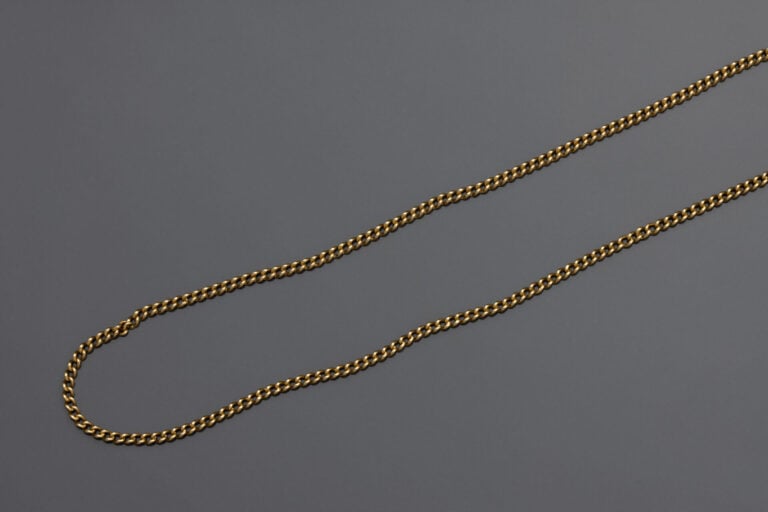 LOT de deux CHAINES en or. - Poids : 18,6g (4.8g et 13.8g)