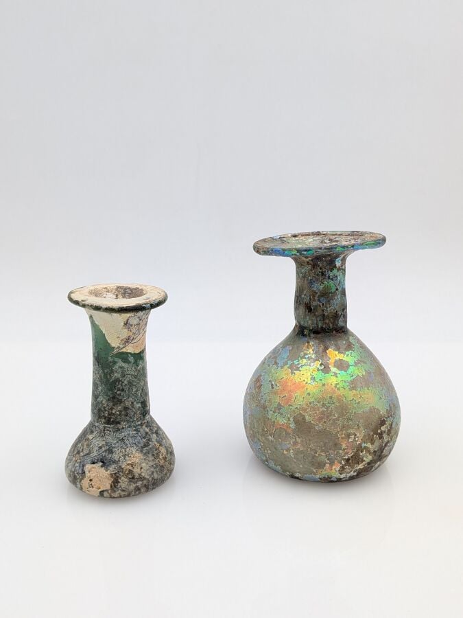 Lot de deux fioles dont une à lèvre horizontale. - Verre bleu turquoise et verr…