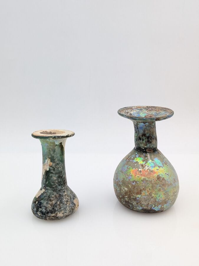 Lot de deux fioles dont une à lèvre horizontale. - Verre bleu turquoise et verr…