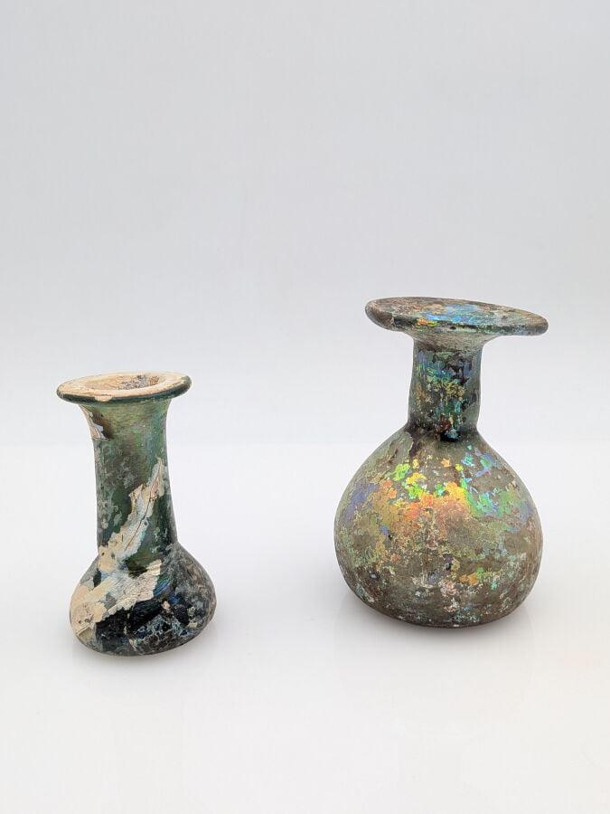 Lot de deux fioles dont une à lèvre horizontale. - Verre bleu turquoise et verr…