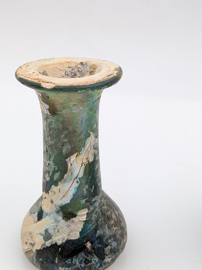 Lot de deux fioles dont une à lèvre horizontale. - Verre bleu turquoise et verr…
