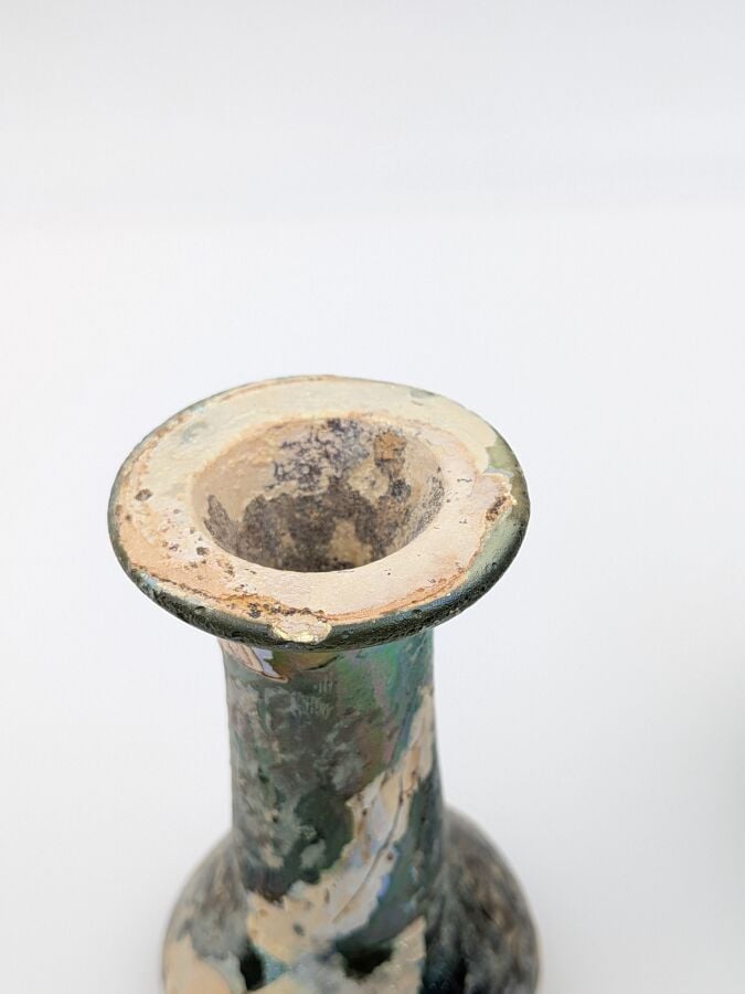 Lot de deux fioles dont une à lèvre horizontale. - Verre bleu turquoise et verr…