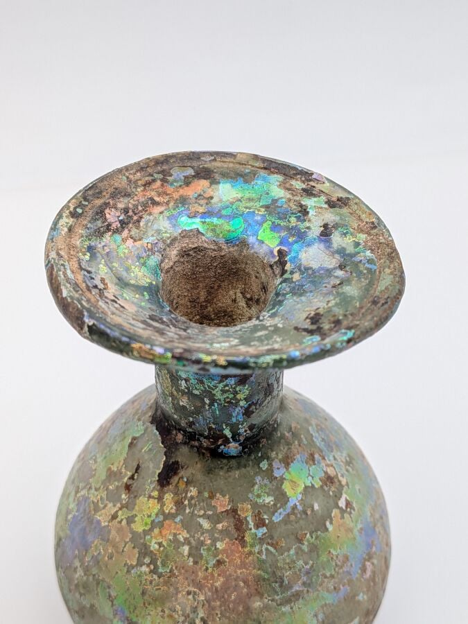 Lot de deux fioles dont une à lèvre horizontale. - Verre bleu turquoise et verr…