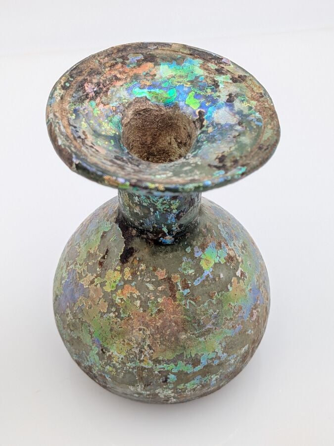 Lot de deux fioles dont une à lèvre horizontale. - Verre bleu turquoise et verr…