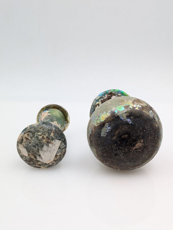 Lot de deux fioles dont une à lèvre horizontale. - Verre bleu turquoise et verr…