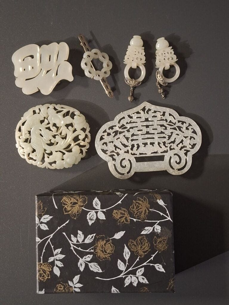 Lot de petites plaques à décor floral émaillé polychrome (acc.) - On joint des…