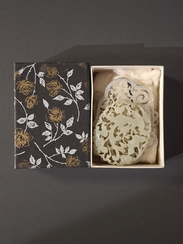 Lot de petites plaques à décor floral émaillé polychrome (acc.) - On joint des…