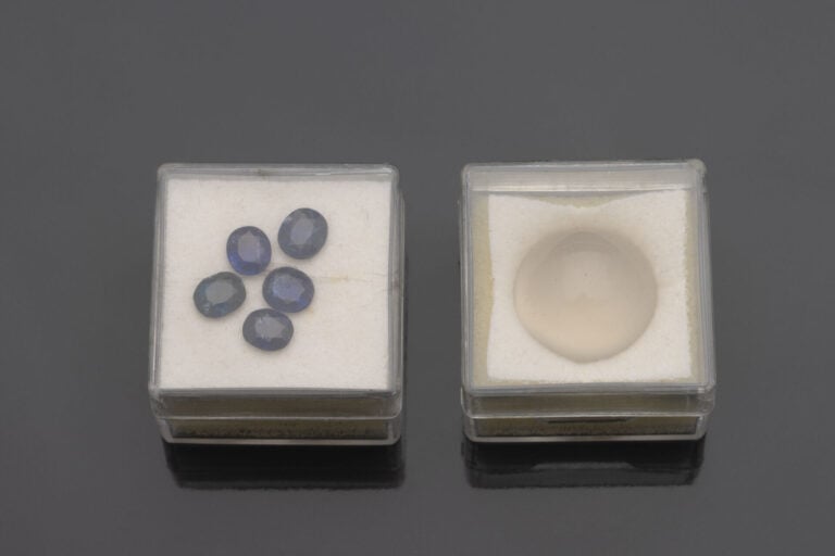 LOT de PIERRES PRECIEUSES comprenant: - - - une pierre de lune cabochon de form…