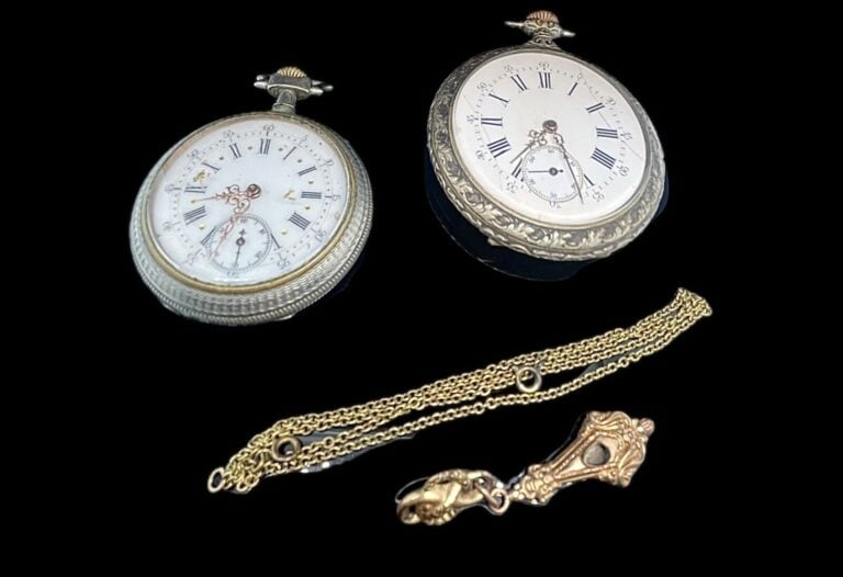LOT en métal comprenant deux MONTRES de POCHE, une CHAINE et un PENDENTIF.