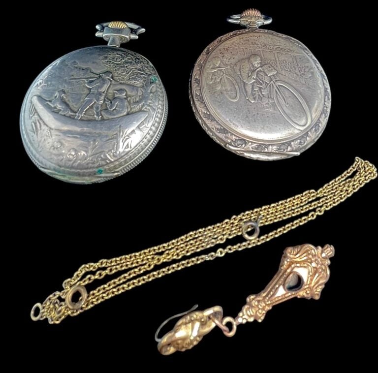 LOT en métal comprenant deux MONTRES de POCHE, une CHAINE et un PENDENTIF.