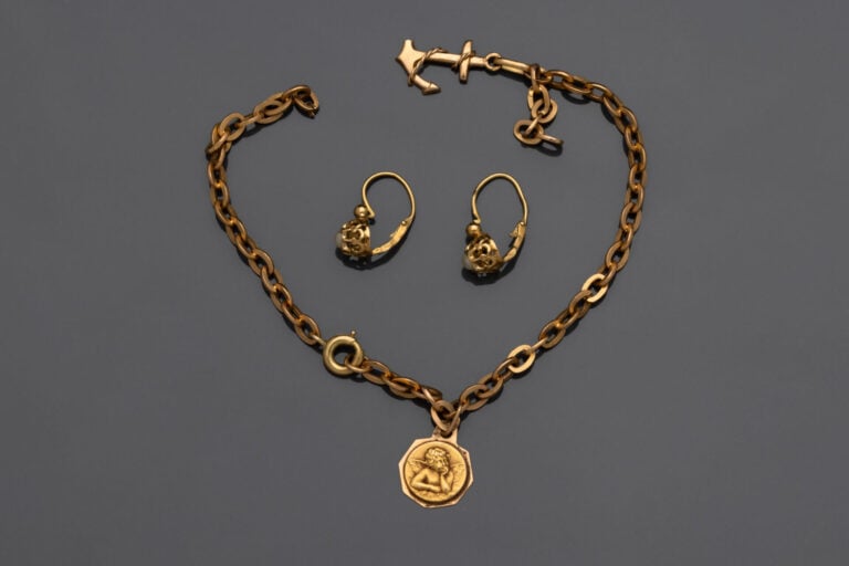 Lot or jaune (750) : pendentif Coeur ouvrant (petit choc), petite broche barret…