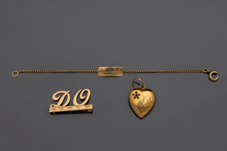 Lot or jaune (750) : pendentif Coeur ouvrant (petit choc), petite broche barret…
