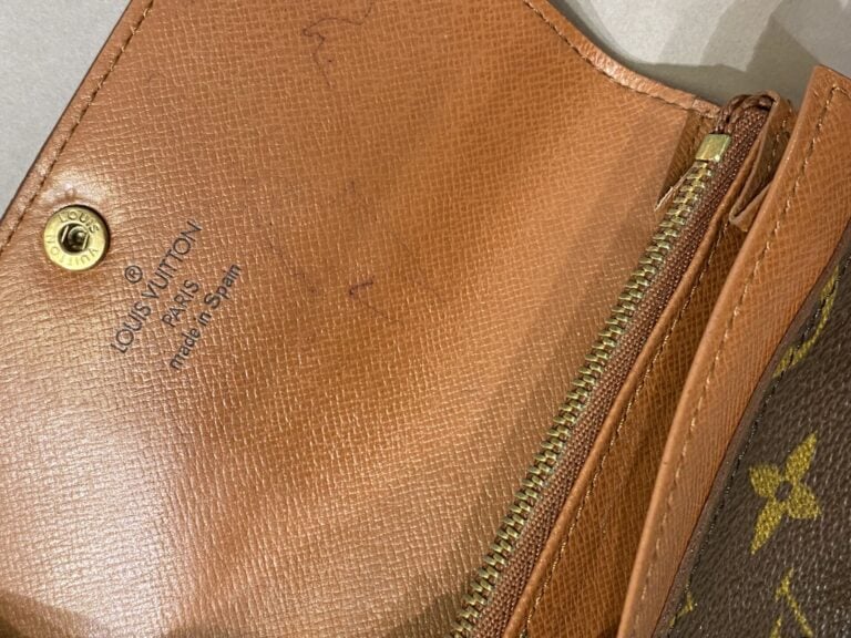 LOUIS VUITTON circa 1995 - Porte-feuille en toile monogram et cuir naturel. - F…