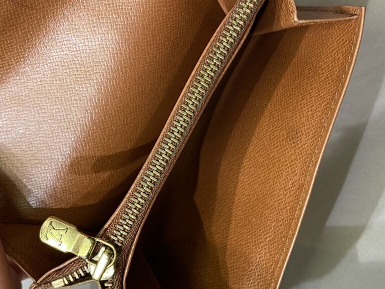 LOUIS VUITTON circa 1995 - Porte-feuille en toile monogram et cuir naturel. - F…