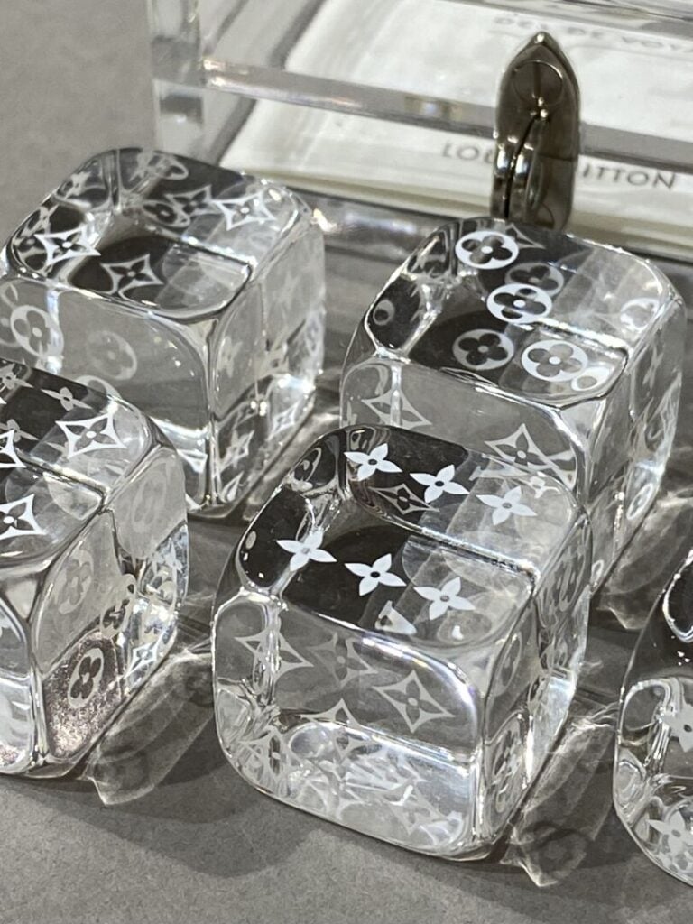 LOUIS VUITTON - JEU DE DES DE VOYAGE dans leur coffret transparent. - Lien en c…