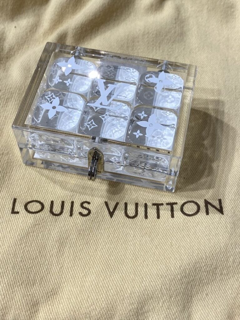 LOUIS VUITTON - JEU DE DES DE VOYAGE dans leur coffret transparent. - Lien en c…