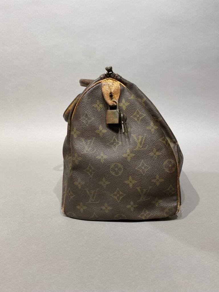LOUIS VUITTON - Sac « speedy 35 » en toile monogram et cuir naturel, clefs, cad…