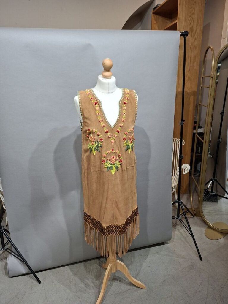 MANOUSH - Robe en daim à motif de fleurs brodées, terminée par des franges - Ta…