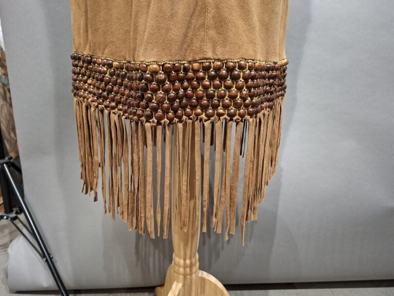MANOUSH - Robe en daim à motif de fleurs brodées, terminée par des franges - Ta…