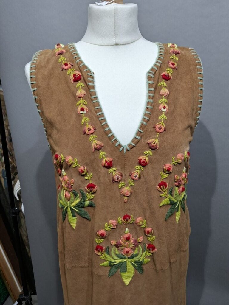 MANOUSH - Robe en daim à motif de fleurs brodées, terminée par des franges - Ta…