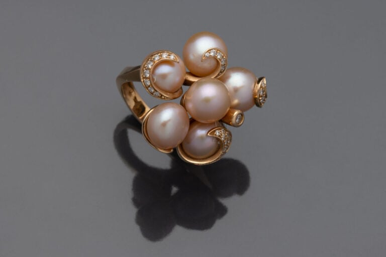 MARCO MOLINARIO - Importante bague Fleur en or jaune (750) ornée de 6 perles ro…