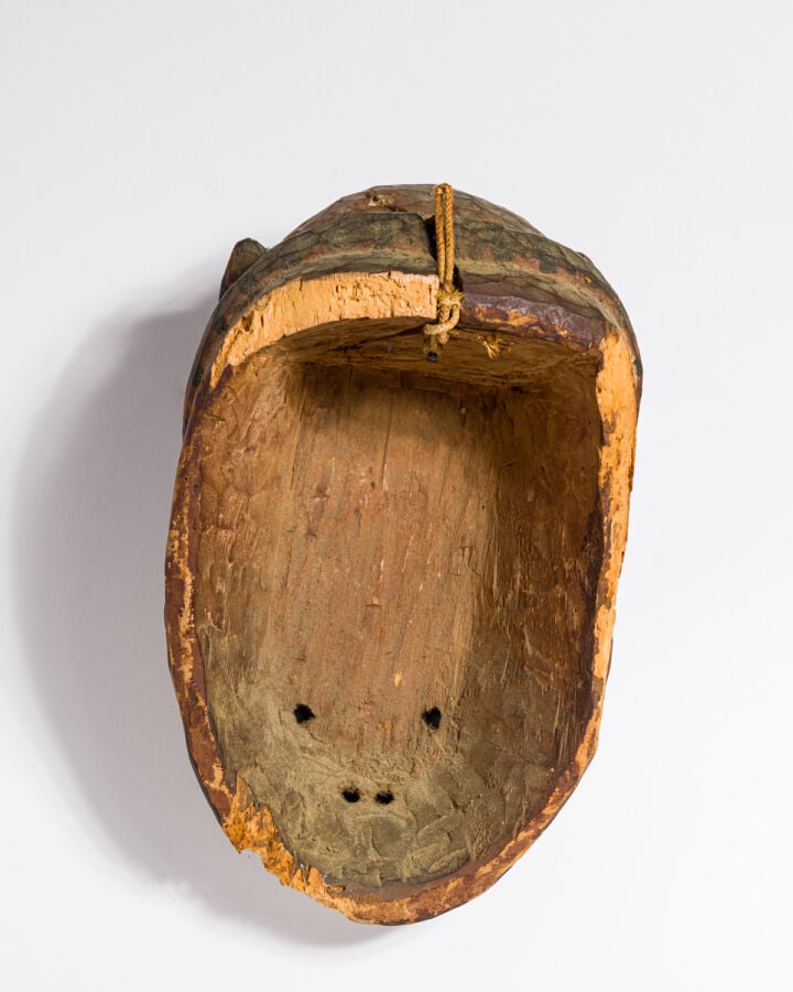 Masque de type Gelede à la coiffure constituée d'un motif d'entrelacs . Le visa…