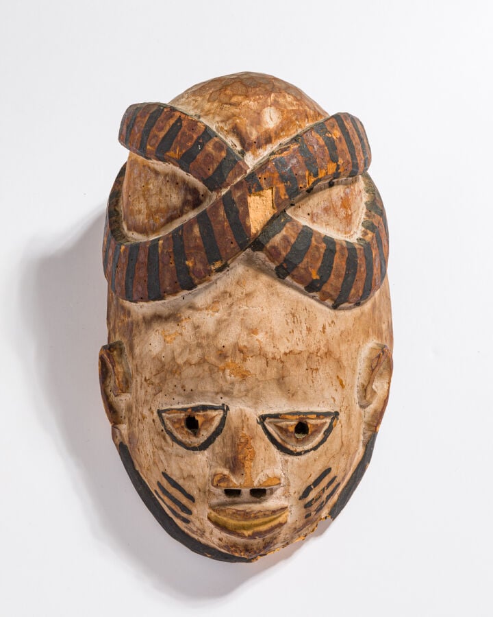 Masque de type Gelede à la coiffure constituée d'un motif d'entrelacs . Le visa…