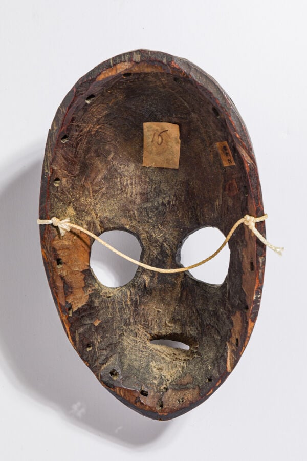 Masque en amande aux yeux circulaires largement ouverts,le nez et la bouche fin…