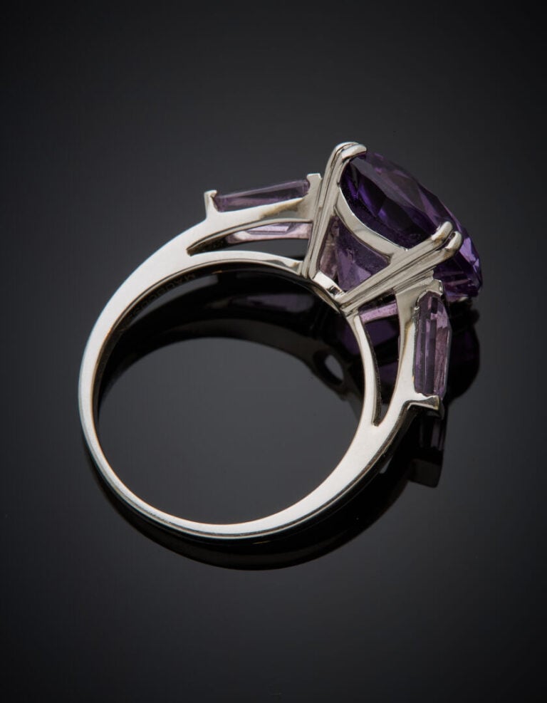 MAUBOUSSIN - BAGUE en or gris (750‰) serti d'une améthyste ronde épaulée de deu…