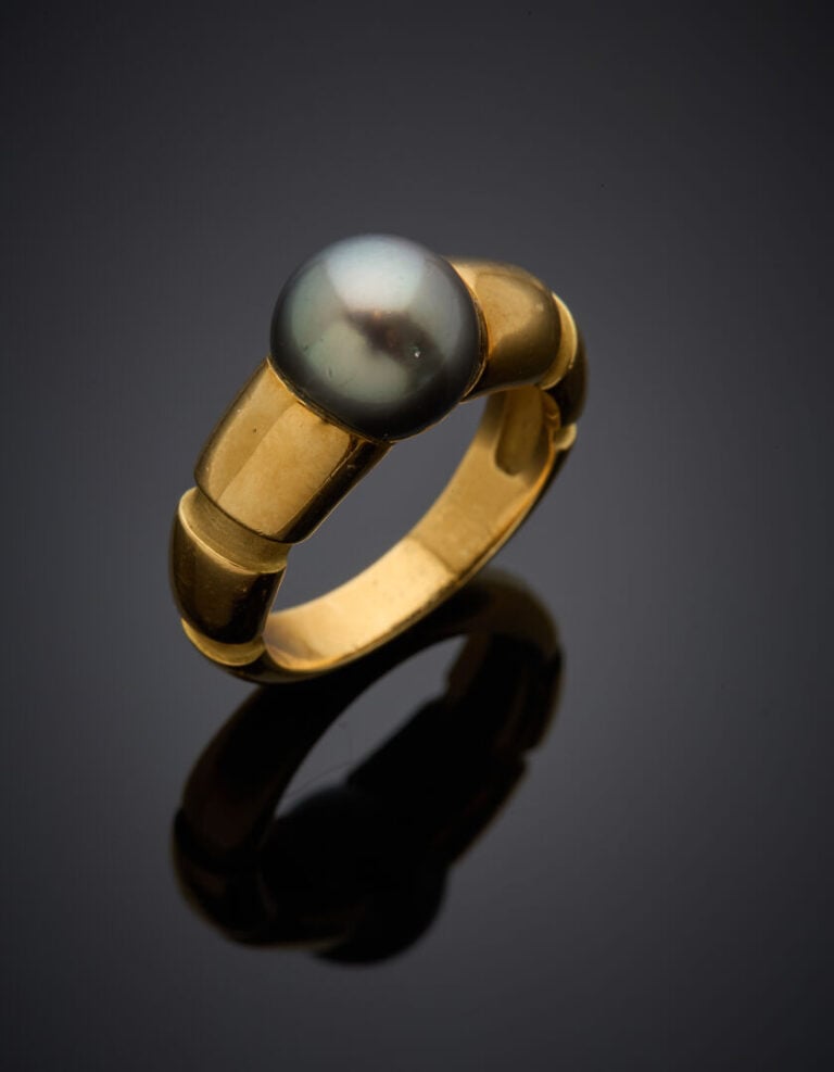MAUBOUSSIN - BAGUE jonc, modèle "Nadja", en or jaune (750‰) rainuré orné d'une…